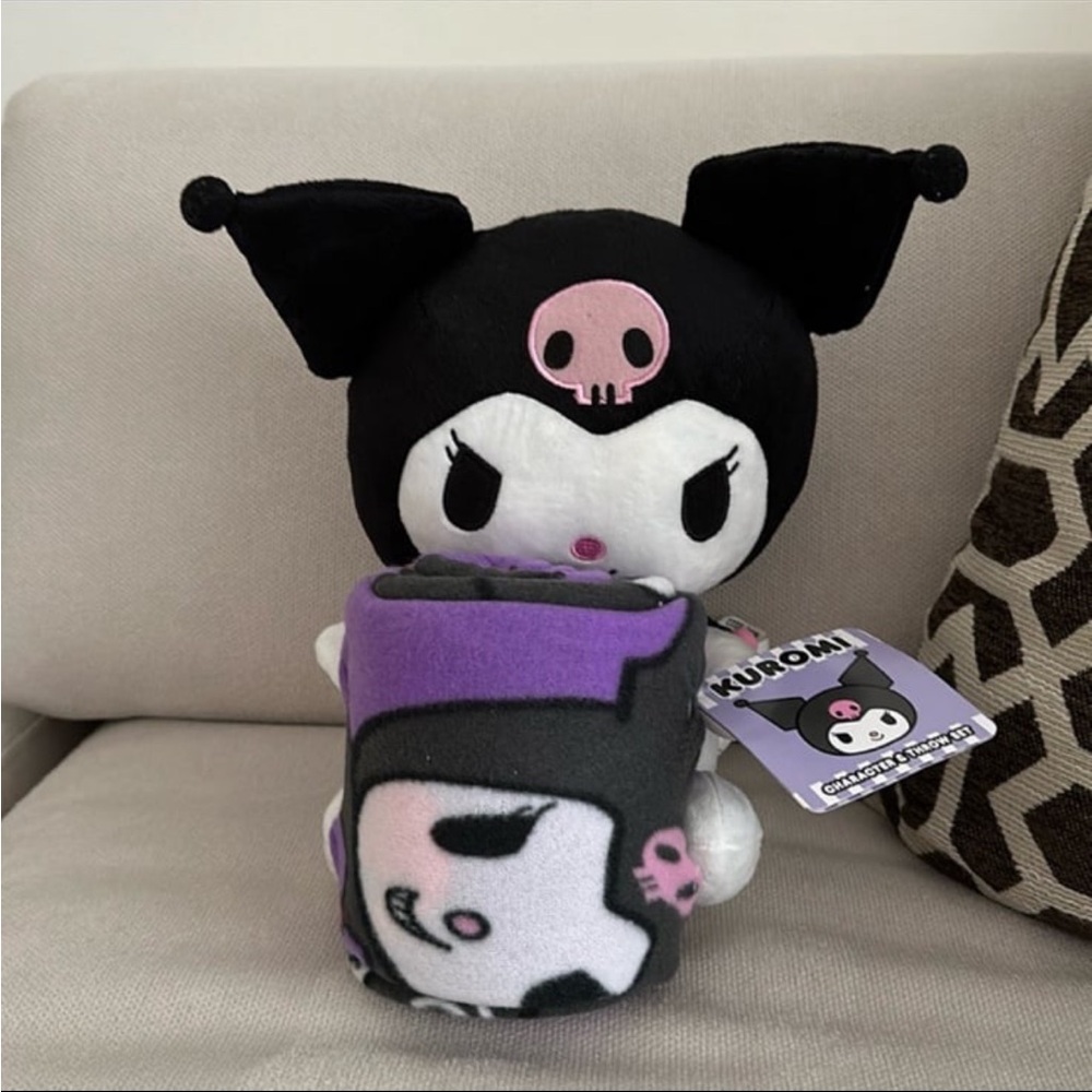 SANRIO HUGGER CHARACTER AND THROW SET KUROMI NEW WITH TAG